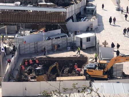 بالصور والفيديو : الكشف عن حفريات عميقة وواسعة في ساحة البراق